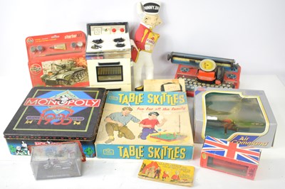 Lot 34 - A group of vintage toys and games to include...