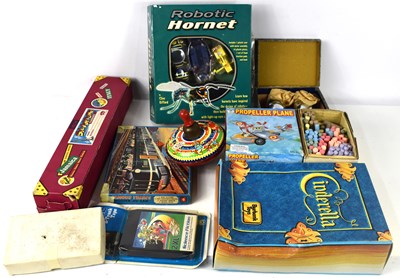 Lot 39 - A group of vintage toys and games to include a...