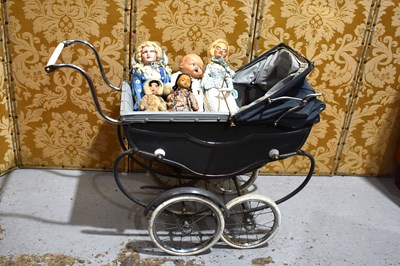 Lot 41 - A vintage Marmet coach built dolls pram...