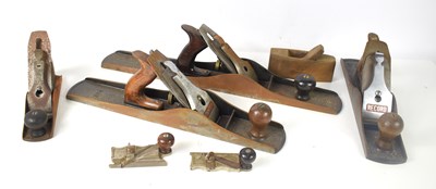 Lot 592 - A group of wood planes to include a Stanley...