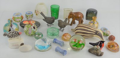 Lot 186 - A group of collectible ceramics and glass...