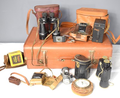 Lot 374 - A group of vintage cameras and binoculars...