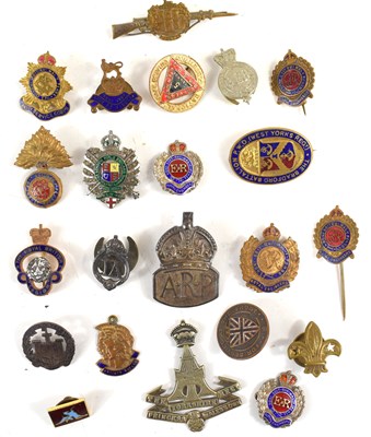 Lot 48 - A group of badges and brooches to include a...