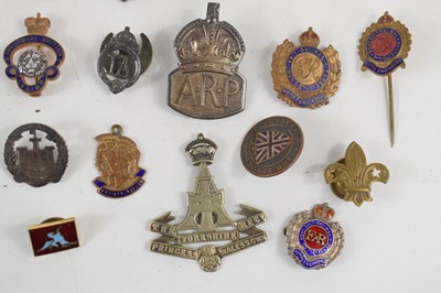 Lot 48 - A group of badges and brooches to include a...