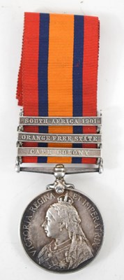 Lot 84 - A Queen's South Africa medal with clasps to...