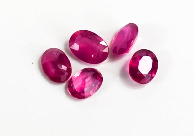 Lot 167 - Five oval cut pink sapphires / rubies, 9.25cts...