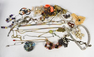 Lot 193 - A group of vintage and later costume jewellery...