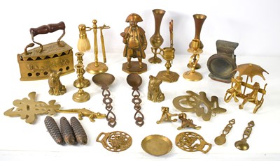 Lot 184 - A group of brassware to include a shaving...