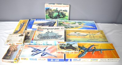 Lot 442 - A group of hobby model kits to include Revell...