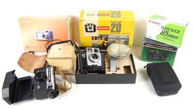 Lot 376 - A group of vintage cameras to include a boxed...