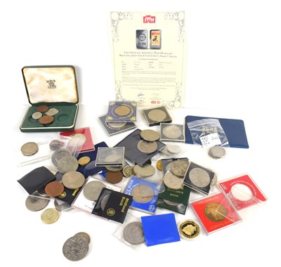 Lot 93 - A large group of commemorative coins to...