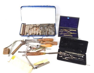 Lot 493 - A group of vintage tools to include lathe...