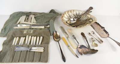 Lot 275 - A group of silver plated items to include a...