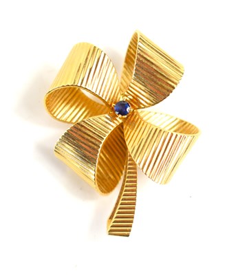 Lot 141 - A 14k gold ribbon brooch set with a single...