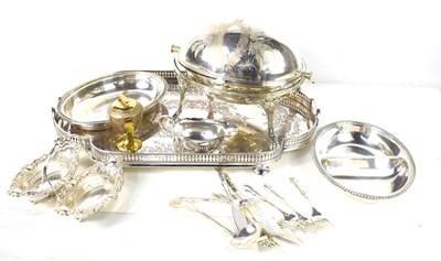 Lot 276 - A group of silver plate to include a gallery...