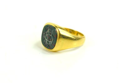 Lot 117 - An 18ct gold and bloodstone signet ring, size...