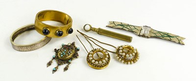 Lot 221 - A selection of jewellery to include Art Deco...