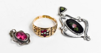 Lot 61 - A Victorian 9ct gold ring set with garnets and...