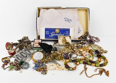 Lot 200 - A group of vintage costume jewellery including...