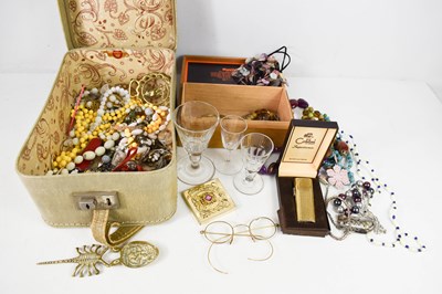 Lot 184 - A collection of vintage costume jewellery...