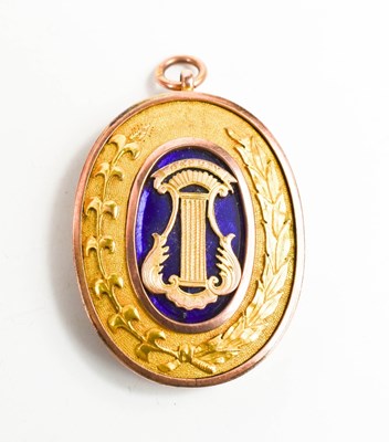 Lot 23 - A 9ct gold & enamel oval Masonic pendant,...