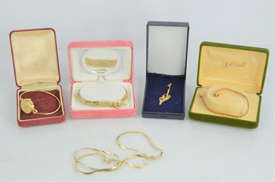 Lot 140 - A group of 9ct gold comprising a bracelet...