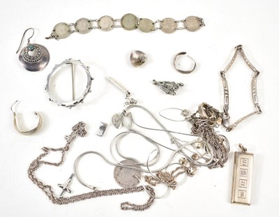 Lot 210 - A group of jewellery to include a bracelet...