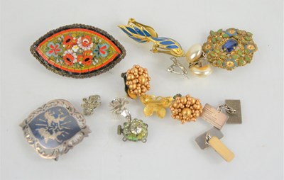 Lot 229 - A group of vintage jewellery to include a...