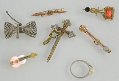 Lot 135 - A group of vintage jewellery to include a...