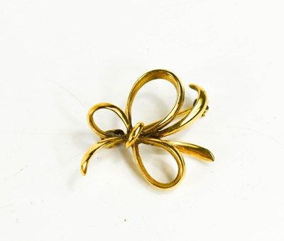 Lot 48 - A 9ct gold bow brooch, 2.9g.