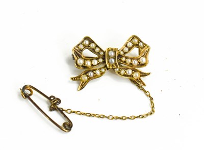 Lot 54 - A 15ct gold and seed pearl bow brooch, 3.4g.