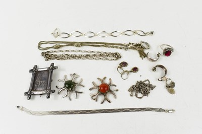 Lot 194 - A group of silver jewellery including a fine...