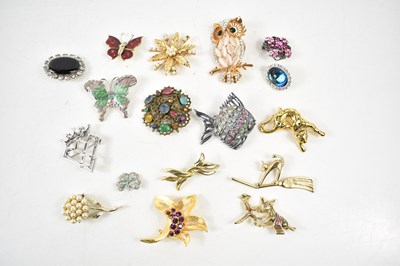 Lot 185 - A group of vintage and later broches,...