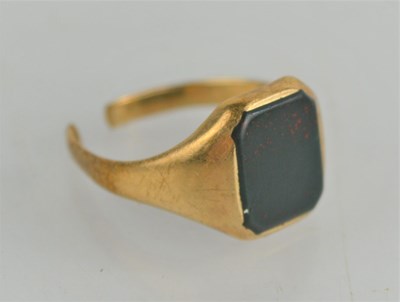 Lot 235 - A 9ct gold green onyx signet ring, 4.1g, a/f