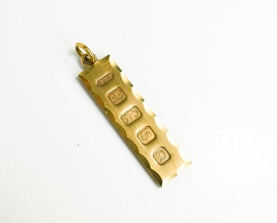 Lot 148 - A 9ct gold ingot pendant, 15.0g.