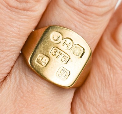 Lot 112 - A 9ct gold signet ring, size Q, 8.1g.