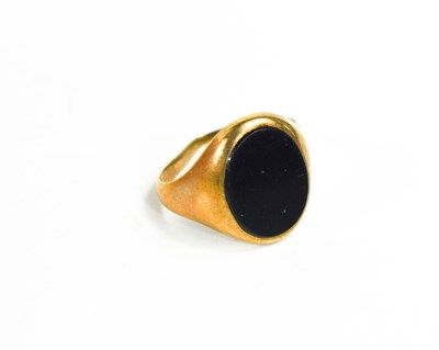 Lot 81 - A 9ct gold and agate signet ring, a/f, 3.9g.