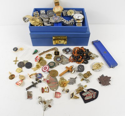 Lot 53 - A group of collectables to include military...
