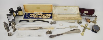 Lot 55 - A selection of jewellery & collectables to...