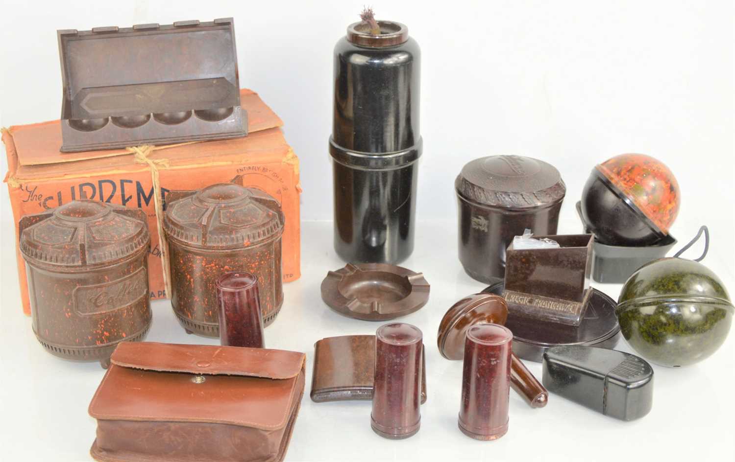Bakelite Design Lot 272 - A group of vintage bakelite items to include
