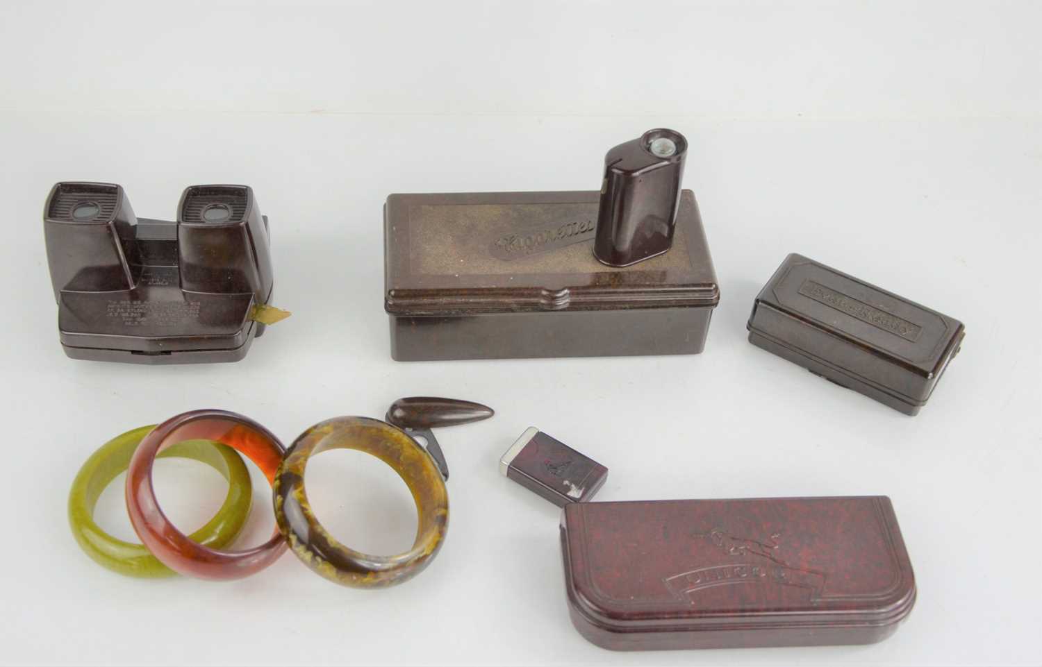 Bakelite Design Lot 279 - A group of collectable bakelite items to