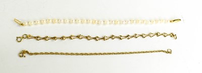 Lot 122 - A pearl bracelet with 9ct gold clasp, 6.0g...