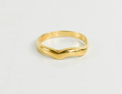 Lot 152 - An 18ct gold ring, shaped at the crest, size...