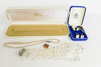 Lot 309 - A group of jewellery to include a 9ct gold...