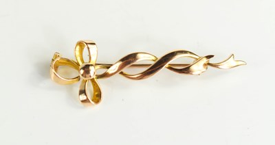 Lot 110 - A 15ct gold brooch of bow and ribbon form, 3.39g.