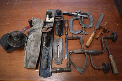 Lot 405 - A group of vintage tools to include G-clamps,...