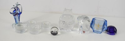 Lot 149 - A group of collectable glass items to include...