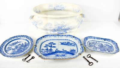 Lot 134 - A Copeland and Garrett Saxon Blue foot bath,...