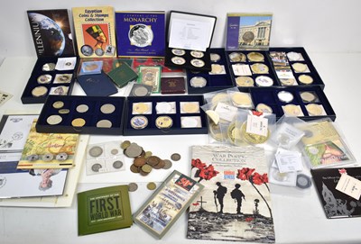 Lot 300 - A large group of collectable coins including...