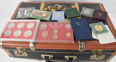 Lot 267 - A selection of commemorative and earlier coins,...